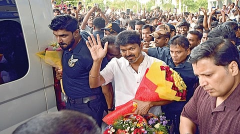 உற்சாகத்துடன் கையசைத்த விஜய். | படங்கள்: எஸ்.கிருஷ்ணமூர்த்தி |