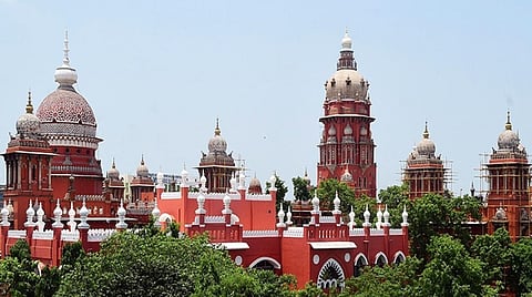 சென்னை உயர் நீதிமன்ற வளாகத்தில் உள்ள ஆங்கிலேயர்​ கல்லறைகளை அகற்றுவதை எதிர்த்த வழக்குகள் தள்ளுபடி