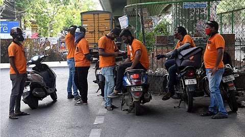 கடும் வெப்பத்தில் நீர்ச்சத்து இழப்பை தடுக்க பானங்கள் அருந்தலாம்: உணவு டெலிவரி ஊழியர்களுக்கு அறிவுறுத்தல்