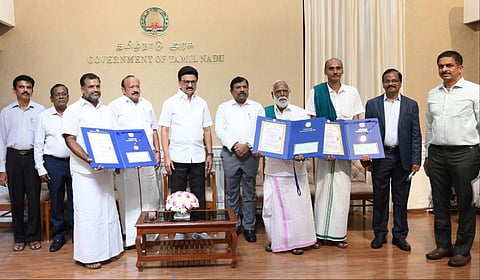 உயிர்ம வேளாண்மையில் சிறந்து விளங்கும் 3 விவசாயிகளுக்கு 2025-ம் ஆண்டிற்கான நம்மாழ்வார் விருதினை தமிழக முதல்வர் மு.க.ஸ்டாலின் வழங்கினார்