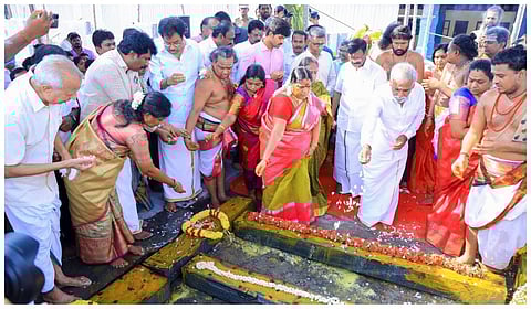 திருவேற்காடு தேவி கருமாரியம்மன் கோயிலில் மண்டபங்கள் அமைக்கும் பணி: அமைச்சர்கள் தொடங்கி வைத்தனர்!