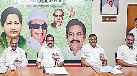 அதிமுக செயற்குழு கூட்டம், கட்சியின் பொதுச் செயலாளர் பழனிசாமி தலைமையில் சென்னையில் நேற்று நடைபெற்றது. கூட்டத்தில் அவைத் தலைவர் தமிழ்மகன் உசேன், திண்டுக்கல் சீனிவாசன், கே.பி.முனுசாமி, எஸ்.பி.வேலுமணி உள்ளிட்டோர் பங்கேற்றனர். | படம்: எஸ்.சத்தியசீலன் |