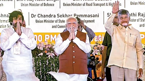 ஆந்திர தலைநகர் அமராவதி மறுகட்டுமானப் பணியை பிரதமர் மோடி நேற்று தொடங்கி வைத்தார். விழாவில் ஆந்திர முதல்வர் சந்திரபாபு நாயுடு, துணை முதல்வர் பவன் கல்யாண் உள்ளிட்டோர் பங்கேற்றனர். | படம்: பிடிஐ |