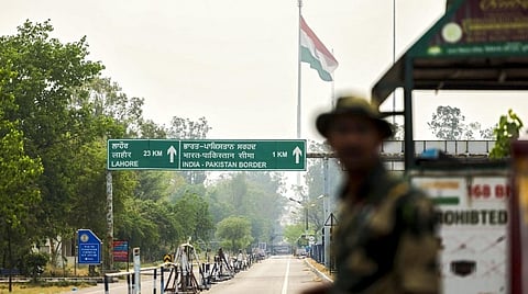 பாக். செல்வதற்காக வாகா எல்லை வரை சென்ற காவலர், குடும்பத்தினர் நீதிமன்ற உத்தரவால் சொந்த ஊர் திரும்பினர்