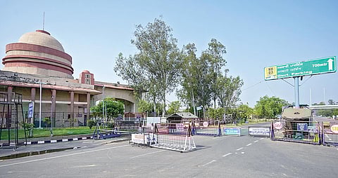 காஷ்மீரின் பஹல்காம் தீவிரவாத தாக்குதலையடுத்து, இந்தியா, பாகிஸ்தான் இடையிலான அட்டாரி-வாகா எல்லை மூடப்பட்டது. இதனால் அப்பகுதி வெறிச்சோடி காணப்படுகிறது.படம்: பிடிஐ