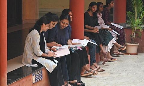 இளநிலை மருத்துவ படிப்பு சேர்க்கைக்காக நாடு முழுவதும் இன்று மதியம் நீட் தேர்வு
