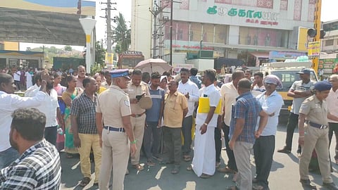 சர்வர் வேலை செய்யாததால் பயோ மெட்ரிக் முறையில் பதிவு செய்யாமல் நீட் தேர்வு மையத்திற்குள் மாணவ, மாணவியர் அனுமதிக்கப்பட்டதைக் கண்டித்து சாலை மறியலில் ஈடுபட்ட மாணவர்களின் பெற்றோரிடம் போலீஸார் பேச்சுவார்த்தை நடத்தினர்.