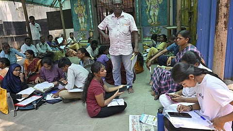 நாடு முழுவதும் 5000 மையங்களில் நீட் தேர்வு: இயற்பியல் கேள்விகள் கடினமாக இருந்ததாக மாணவர்கள் கருத்து