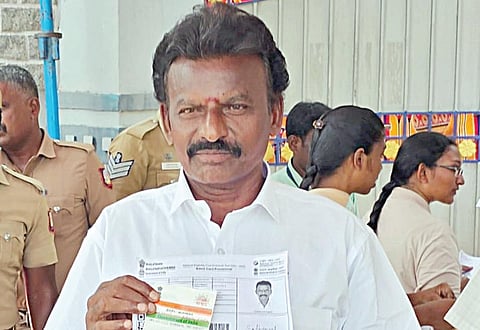 நீட் தேர்வு எழுதிய 61 வயது சித்த மருத்துவர் - ‘மனமுடைய கூடாது’ என அறிவுரை