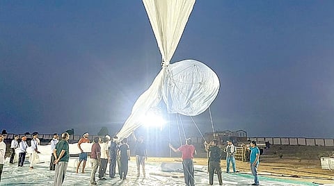 கண்காணிப்பு மற்றும் உளவுப் பணிக்கான கருவிகளுடன் உருவாக்கப்பட்ட நாட்டின் முதல் ஆகாய கப்பலை, டிஆர்டிஓ நேற்று முன்தினம் வெற்றிகரமாக சோதனை செய்தது. இது வானில் 17 கி.மீ உயரம் வரை பறந்தது. | படம்: பிடிஐ |