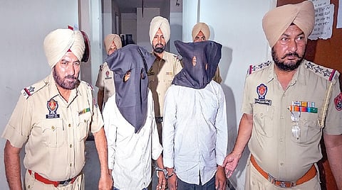 இந்திய ராணுவ ரகசியங்களை பாகிஸ்தான் உளவு அமைப்புகளுக்கு பகிர்ந்ததாக கூறி உளவாளிகள் இருவரை பஞ்சாப் போலீஸார் கைது செய்துள்ளனர். செய்தியாளர்கள் சந்திப்பின்போது அவர்களை போலீஸார் அழைத்து வந்தனர். படம்: பிடிஐ