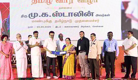 கவிக்கோ அப்துல்ரகுமான் உள்பட 5 தமிழ் எழுத்தாளர்களின் படைப்புகள் நாட்டுடைமையாக்கப்பட்டு அதற்கான நூலுரிமைத் தொகையை முதல்வர் ஸ்டாலின் வழங்கினார்