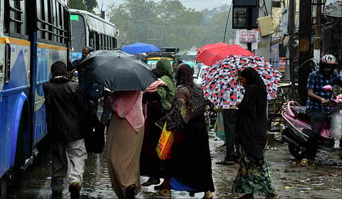 கோவை, நீலகிரி, திண்டுக்கல், தேனியில் செவ்வாய்க்கிழமை கனமழை வாய்ப்பு 