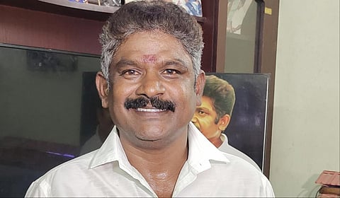 மதுரை விமான நிலையத்தில் தவெக தலைவர் விஜய்க்கு சால்வை அணிவிக்க வந்தபோது பாதுகாவலரால் தலையில் துப்பாக்கி வைக்கப்பட்ட ரசிகர் இன்பராஜ்.