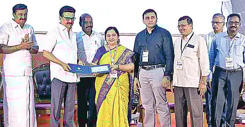 பாவேந்தர் பாரதிதாசன் பிறந்தநாளை முன்னிட்டு, ‘தமிழ் வார விழா’ நிறைவு நிகழ்ச்சி சென்னை கலைவாணர் அரங்கில் நேற்று நடைபெற்றது. இதில் தமிழ் வளர்ச்சித் துறையின் சார்பில், கவிக்கோ அப்துல் ரகுமான், எழுத்தாளர்கள் மெர்வின், ஆ.பழநி, கொ.மா.கோதண்டம், புலவர் இலமா தமிழ்நாவன் ஆகியோரின் நூல்களை நாட்டுடைமை செய்து நூல் உரிமைத் தொகையாக தலா ரூ.10 லட்சத்துக்கான காசோலையை அவர்களின் மரபுரிமையினருக்கும், எழுத்தாளர்களுக்கும் முதல்வர் மு.க.ஸ்டாலின் வழங்கினார். உடன் அமைச்சர்கள் மு.பெ.சாமிநாதன், மா.சுப்பிரமணியன் உள்ளிட்டோர்.படம்: ம.பிரபு