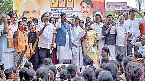 காஷ்மீர் தீவிரவாத தாக்குதலைக் கண்டித்து, தமிழக பாஜக சார்பில் எழும்பூரில் நேற்று கண்டன ஆர்ப்பாட்டம் நடைபெற்றது. இதில், பாஜக மாநிலத் தலைவர் நயினார் நாகேந்திரன், முன்னாள் மாநிலத் தலைவர் தமிழிசை, துணைத் தலைவர் கரு.நாகராஜன், முன்னாள் எம்.பி சரத்குமார்  உள்ளிட்டோர் பங்கேற்றனர். || படம்: எஸ்.சத்தியசீலன்  |