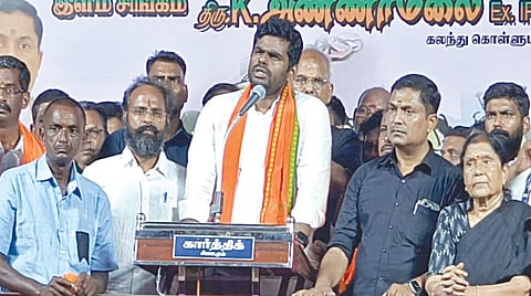 ஈரோடு மாவட்டம், சிவகிரியை அடுத்த விளக்கேத்தி மேகரையான் தோட்டத்தில் ராமசாமி - பாக்கியம் தம்பதியை கொலை செய்தவர் களைக் கைது செய்ய வலியுறுத்தி, பாஜக சார்பில் சிவகிரியில் நேற்று நடைபெற்ற ஆர்ப்பாட்டத்தில் பாஜக மாநில முன்னாள் தலைவர் அண்ணாமலை பேசினார்.