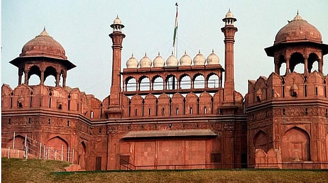 டெல்லி செங்கோட்டைக்கு உரிமை கோரி பெண் தாக்கல் செய்த மனு தள்ளுபடி