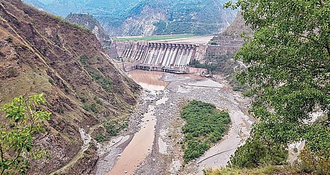 காஷ்மீரின் சலால் அணையில் இருந்து பாகிஸ்தானுக்கு தண்ணீர் திறந்து விடப்படுவது நிறுத்தப்பட்டிருக்கிறது. இதனால் செனாப் நதியில் நீர்வரத்து குறைந்துள்ளது. படம்: பிடிஐ