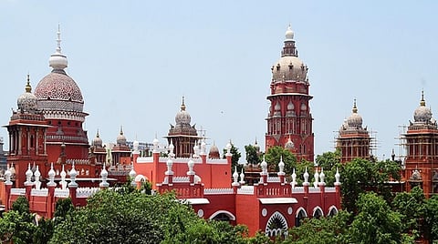 ஐகோர்ட்டில் உள்ள மருத்துவ சிகிச்சை மையத்துக்கு அரசு உயர் சிறப்பு மருத்துவர்களை பணியமர்த்த மருத்துவர்கள் எதிர்ப்பு