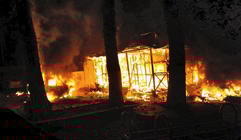 புதுக்கோட்டை மாவட்டம் வடகாட்டில் நடந்த வன்முறைச் சம்பவத்தில் எரிக்கப்பட்ட குடிசை | படம்: பிடிஐ