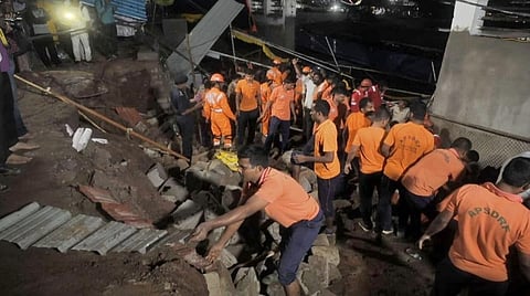 சிம்மாசலம் சுவர் இடிந்த சம்பவம்: 6 பொறியாளர்கள் சஸ்பெண்ட்