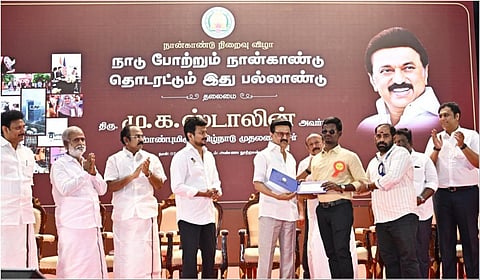சென்னை அண்ணா நூற்றாண்டு நூலகத்தில் நடைபெற்ற தமிழக அரசின் 4 ஆண்டு சாதனை விழாவில் பயனாளிகளுக்கு நலத்திட்ட உதவிகளை முதல்வர் ஸ்டாலின் வழங்கினார்