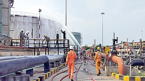 சென்னை துறைமுகத்தில் பாதுகாப்பு ஒத்திகையில் ஈடுபட்ட ஊழியர்கள்.