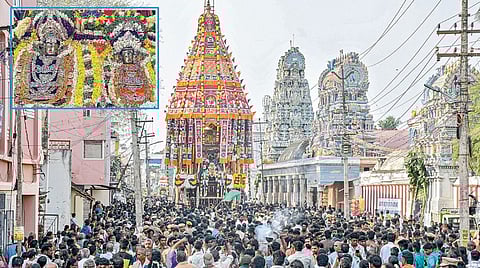 தஞ்சாவூரில் நேற்று நடைபெற்ற பெரியகோயில் தேரோட்டத்தின்போது வடம் பிடித்து தேர் இழுத்த ஆயிரக்கணக்கான பக்தர்கள். (உள்படம்) தேரில் எழுந்தருளிய தியாகராஜர் - கமலாம்பாள்.  படங்கள்: ஆர்.வெங்கடேஷ்