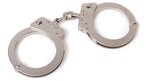 சென்னை | ஓடும் பேருந்தில் செல்போன் பறிப்பு: பிரபல கொள்ளையன் கூட்டாளிகளுடன் கைது