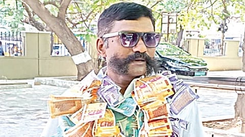 ரூபாய் நோட்டு மாலையுடன் வந்த நடிகர் அக்னி ஆழ்வார்.