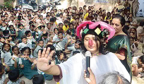 பள்ளிதோறும் தேவை ஒரு கதைசொல்லி! 