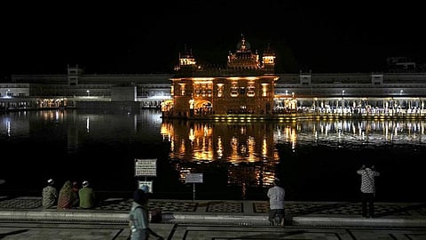 பாகிஸ்தான் தாக்குதலை அடுத்து அமிர்தசரஸில் உள்ள பொற்கோயிலில் மின் விளக்குகள் அணைக்கப்பட்டன.