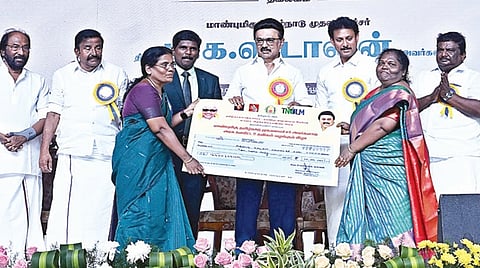 திருச்சி பஞ்சப்பூரில் நேற்று கலைஞர் கருணாநிதி பேருந்து முனையத்தை திறந்து வைத்து, நலத்திட்ட உதவிகளை வழங்கினார் முதல்வர் மு.க.ஸ்டாலின். உடன், அமைச்சர்கள் கே.என்.நேரு, அன்பில் மகேஸ் பொய்யாமொழி, ரகுபதி, சிவசங்கர், சிவ.வீ.மெய்யநாதன் மற்றும் அருண்நேரு எம்.பி. உள்ளிட்டோர்.