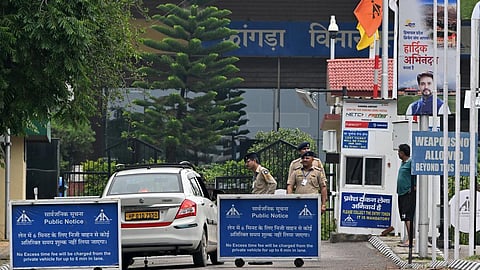 எல்லையில் பதற்றம் அதிகரிப்பு: நாடு முழுவதும் 32 விமான நிலையங்களில் சேவை நிறுத்தம்