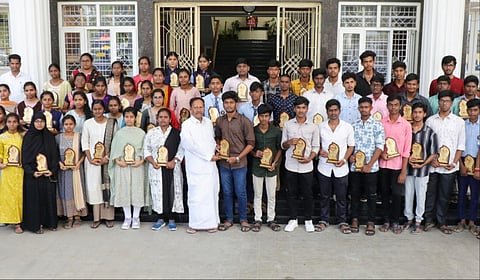 பர்கூரில் பிளஸ் 2 தேர்வில் சிறப்பிடம் பிடித்த மாணவர்களுக்கு அதிமுக எம்.பி மு.தம்பிதுரை பரிசுகளை வழங்கினார்