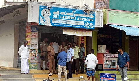 வேப்பனப்பள்ளியில் உள்ள செல்போன், சிம்கார்டுகள் விற்பனை செய்யும் கடையில் சிபிஐ அதிகாரிகள் சோதனை நடத்தினர்.