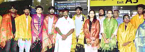 பஞ்சாபில் சிக்கித் தவித்த 13 கல்லூரி மாணவ, மாணவிகள் தமிழக அரசின் உதவியால் சென்னை திரும்பினர். சென்னை விமான நிலையத்தில் மாணவ, மாணவிகளை அமைச்சர் சா.மு.நாசர் வரவேற்றார்.