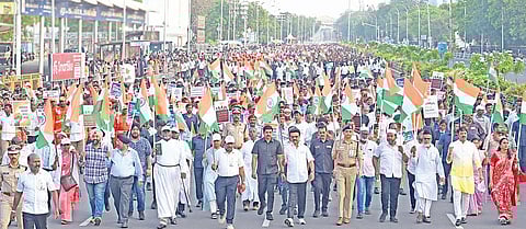 இந்திய ராணுவத்துக்கு ஆதரவாக சென்னையில் முதல்வர் மு.க.ஸ்டாலின் தலைமையில் நேற்று பேரணி நடைபெற்றது. இதில் துணை முதல்வர் உதயநிதி, அமைச்சர்கள், எம்.பி., எம்எல்ஏக்கள், அரசியல் கட்சித் தலைவர்கள், அரசு உயர் அலுவலர்கள், காவல்துறையினர், முன்னாள் படைவீரர்கள், அனைத்து மத தலைவர்கள், மாணவர்கள் மற்றும் பொதுமக்கள் கலந்துகொண்டனர்.