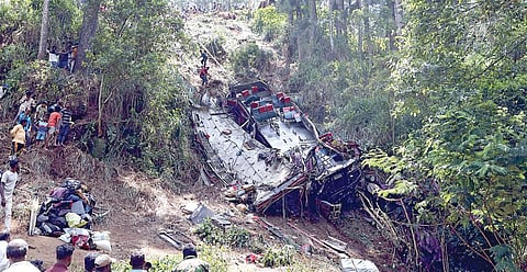 இலங்கையின் கோட்மலி என்ற இடத்தில் நேற்று ஓட்டுநரின் கட்டுப்பாட்டை இழந்து பள்ளத்தாக்கில் கவிழ்ந்த அரசுப் பேருந்தை மீட்கும் பணி நடைபெற்றது. படம்: பிடிஐ