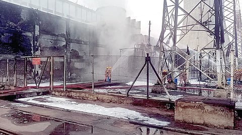 நெய்​வேலி என்​எல்சி 2-ம் அனல் மின் நிலைய விரி​வாக்​கத்​தில் பரவிய தீயை அணைத்த தீணை​யப்பு வீரர்​கள்.