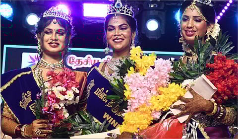 தூத்துக்குடியைச் சேர்ந்த சக்தி (நடுவில் இருப்பவர்) மிஸ் திருநங்கை ஆக தேர்வு செய்யப்பட்டார் | படங்கள்: எம்.சாம்ராஜ்