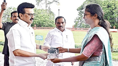 ஊட்டியில் உள்ள விருந்தினர் மாளிகைக்கு வந்த முதல்வர் மு.க.ஸ்டாலினை வரவேற்ற நீலகிரி மாவட்ட ஆட்சியர் லட்சுமி பவ்யா.