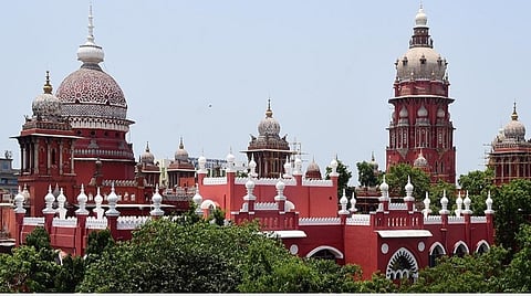 கண்புரை அறுவை சிகிச்சை செய்துகொண்ட 95 வயது மூதாட்டிக்கு மருத்துவ செலவுத் தொகையை வழங்க உயர் நீதிமன்றம் உத்தரவு