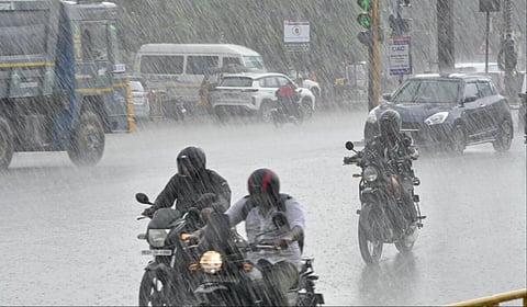 வானிலை முன்னறிவிப்பு: தமிழகத்தில் 4 மாவட்டங்களில் நாளை கனமழைக்கு வாய்ப்பு