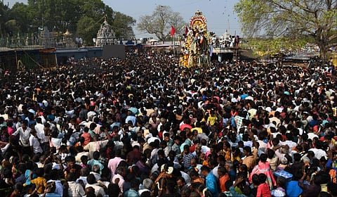 கூவாகம் கூத்தாண்டவர் கோயிலில் நடைபெற்ற சித்திரை பெருவிழா தேரோட்டத்தில் ஆயிரக்கணக்கான திருநங்கைகள் மற்றும் பக்தர்கள் கலந்துகொண்டு சாமி தரிசனம் செய்தனர் | படங்கள்:  எம்.சாம்ராஜ்