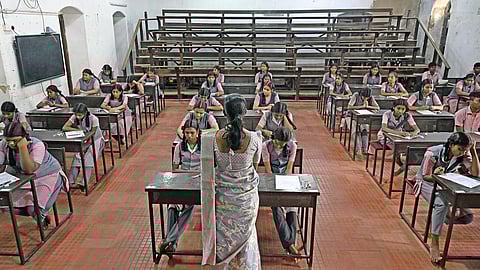 10, 11-ம் வகுப்பு பொதுத்தேர்வு முடிவுகள் நாளை வெளியீடு