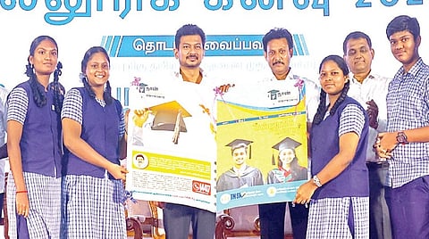 நான் முதல்வன் கல்லூரி கனவு - 2025 திட்ட தொடக்க விழா மற்றும் மத்திய அரசு பணிகளுக்கான போட்டித் தேர்வுகளில் வெற்றி பெற்றோருக்கு பாராட்டு விழா, அண்ணா நூற்றாண்டு நூலக அரங்கில் நேற்று நடைபெற்றது. இதில், துணை முதல்வர் உதயநிதி ஸ்டாலின், அமைச்சர்கள் மா.சுப்பிரமணியன், அன்பில் மகேஸ் உள்ளிட்டோர் பங்கேற்றனர். | படம்: எஸ்.சத்தியசீலன் |