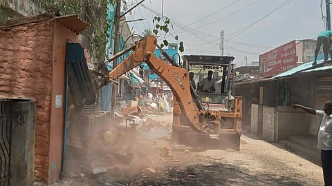 மதுராந்தகம் அணுகு சாலையை ஆக்கிரமித்து அமைக்கப்பட்ட கடைகள் அகற்றம்!