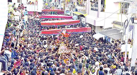 குடியாத்தம் கெங்கையம்மன் திருவிழாவில் பல்லாயிரக்கணக்கான பக்தர்கள் வெள்ளத்தில் ‘அம்மன் சிரசு  ஊர்வலம்’ நேற்று வெகு விமரிசையாக நடைபெற்றது.படம்: வி.எம்.மணிநாதன்